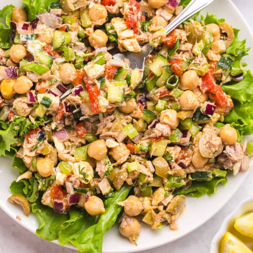 Mediterrane tonijn-kikkererwtensalade